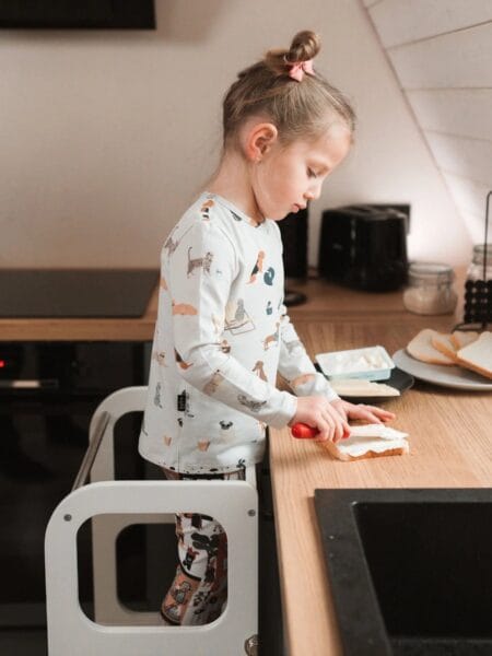 STEP’n’SIT® transformuojamas virtuvės bokštelis-staliukas – Pilkas