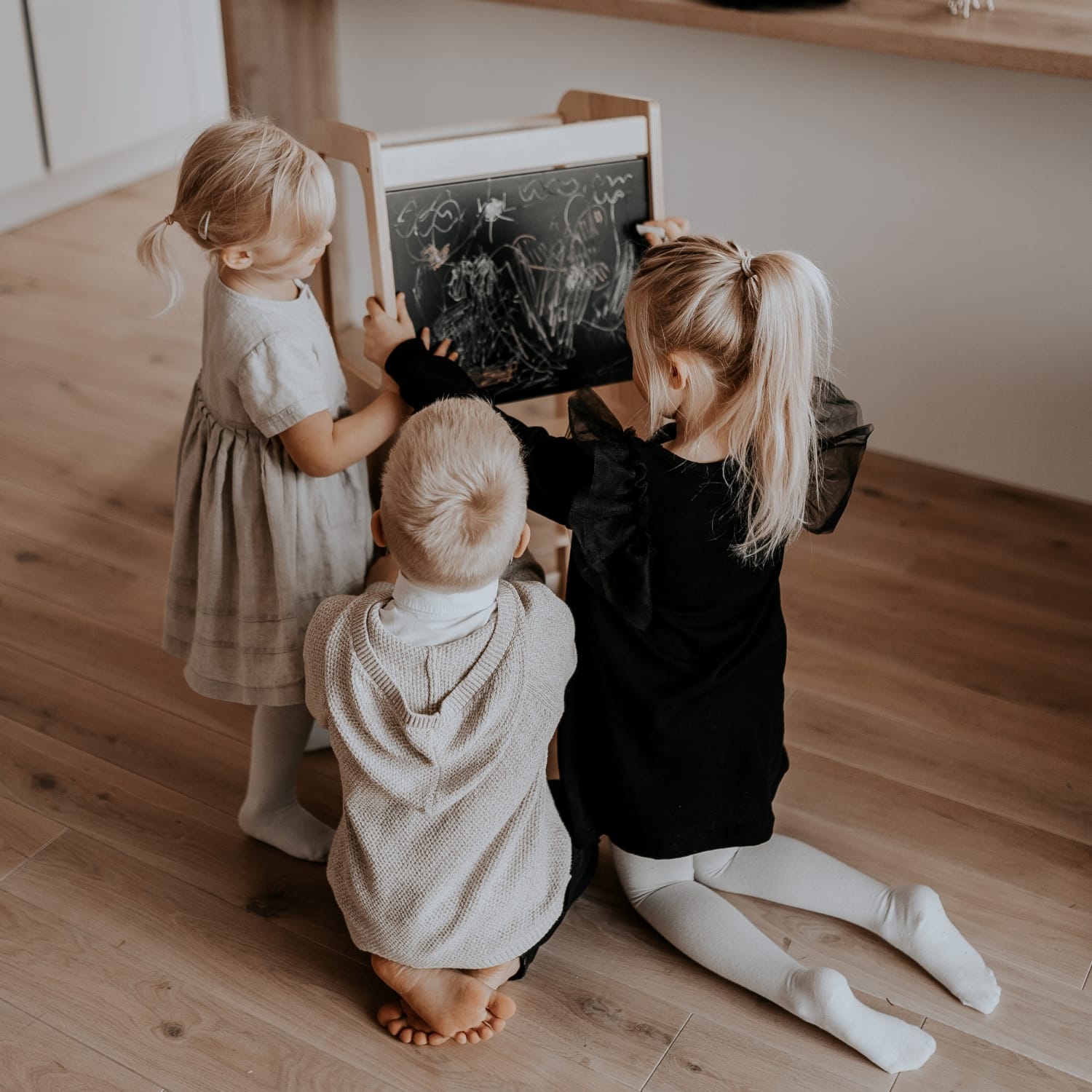 Montessori virtuvės bokštelis su piešimo lenta - Image 11